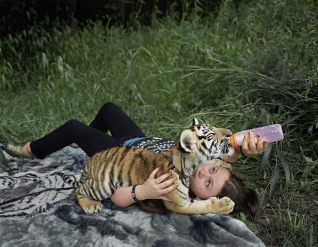 Vahşi hayvanlarla birlikte büyüyen kızın ilgi çekici fotoğrafları