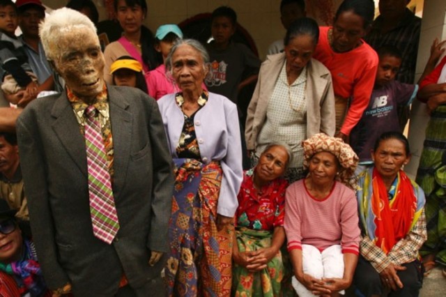 Madagaskar'da Ölüler Temizlenip Giyiniyor!