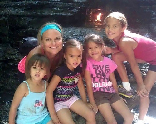 Kanserden ölen arkadaşının 4 çocuğunu evlat edinen kadının hikayesi